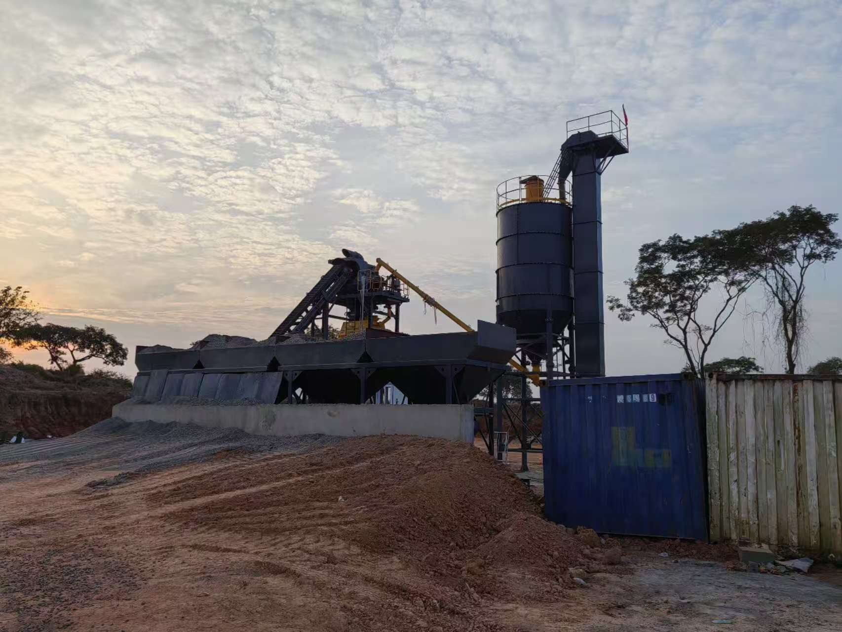 Components of concrete batch mix plant